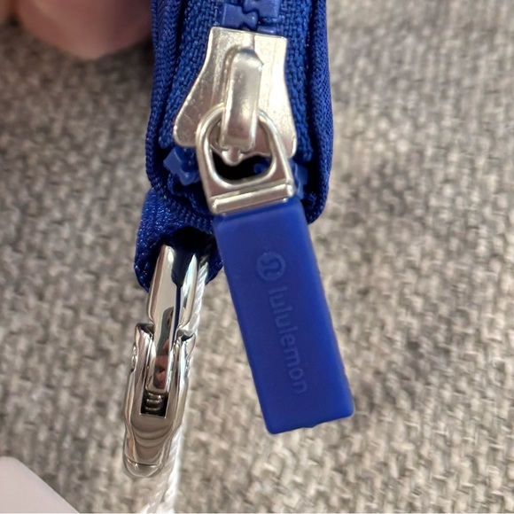 NWT Lululemon Clippable Card Pouch In Riverside/Silver - Picture 3 of 5